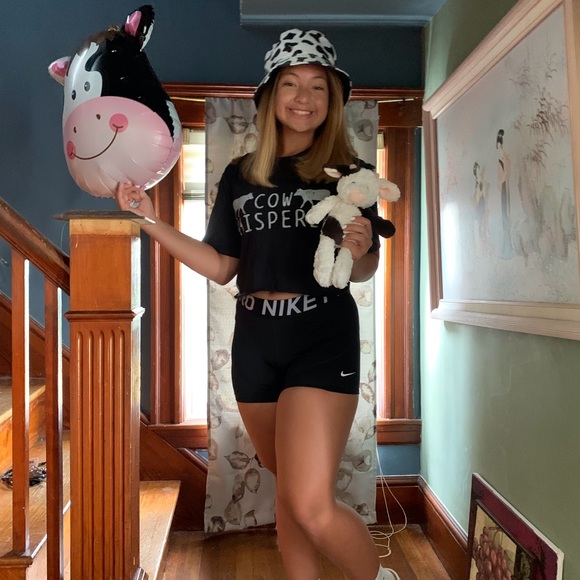 Meet your Posher, Theresa 🎉POSH AMBASSADOR 🎉 - Picture 2 of 8